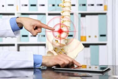 Un médecin pointant une hernie discale.