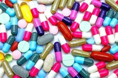 Des médicaments de couleurs variées.