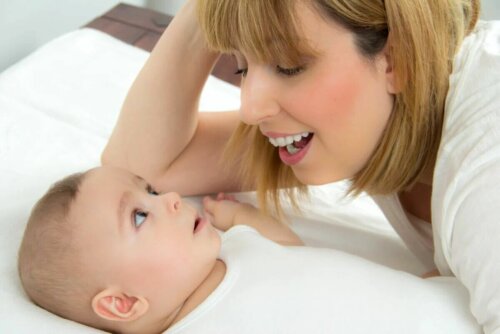 Un mère chantant à son bébé.