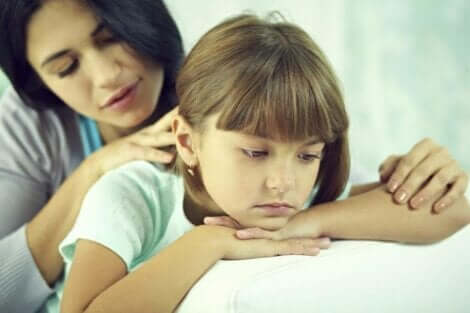 Une mère qui réconforte sa jeune fille. 