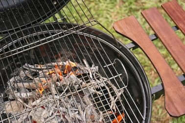 Utiliser les cendres pour nettoyer le barbecue.
