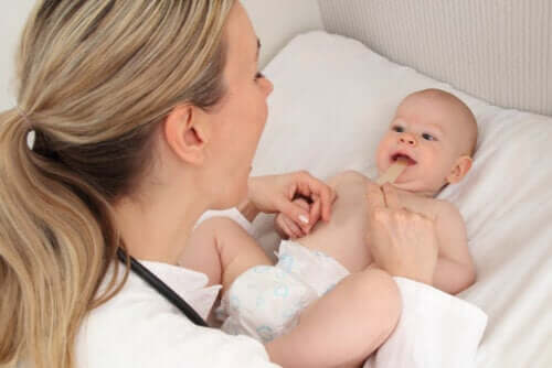 Cravate à lèvres chez les bébés : symptômes et traitement