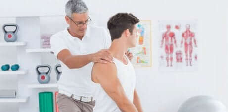 Un physiothérapeute fait un massage.