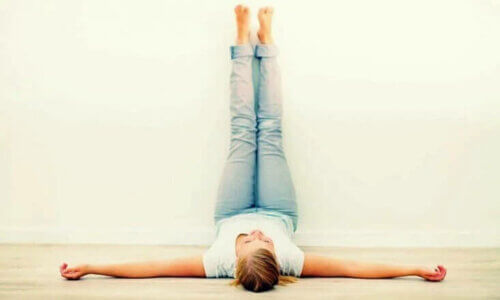 Les jambes gonflées par la chaleur peuvent être soulagées en mettant les pieds en l'air.