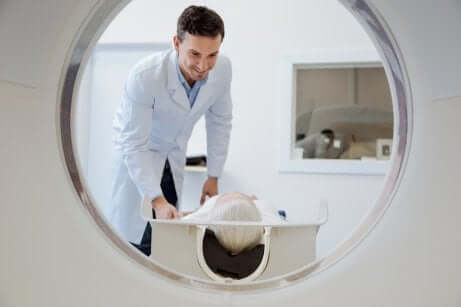 Un patient passe un IRM.