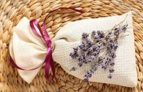 Un sachet d'herbes aromatiques.
