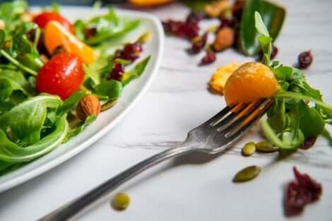 Salade verte avec des agrumes et des fruits secs.