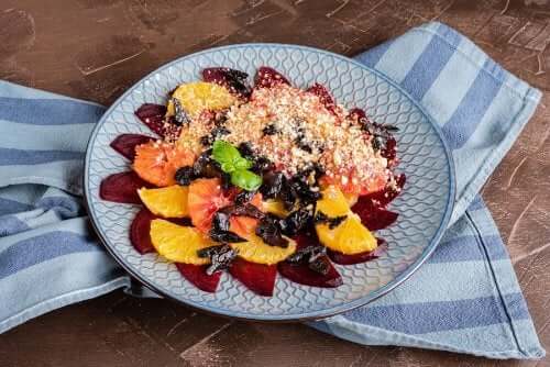 Salade fraîche aux agrumes, dattes et amandes