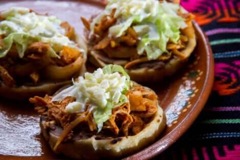 Sopes de nopal mexicains.