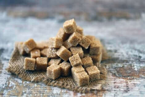 Des carrés de sucre roux.