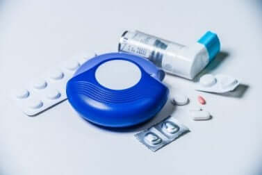 Assortiment de médicaments pour l'asthme.