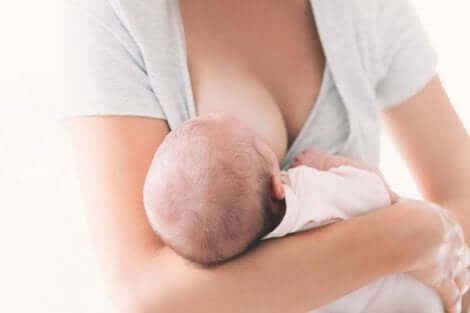 Une femme qui allaite son bébé.