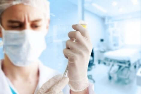 Un homme qui prépare une anesthésie.