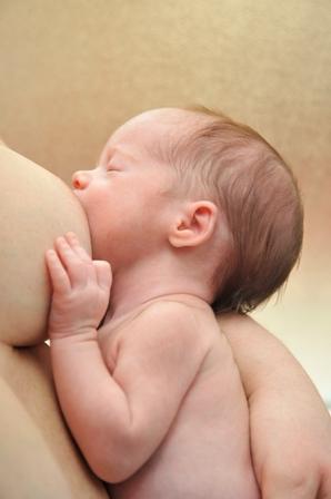 Un bébé qui tète le sein de sa mère.