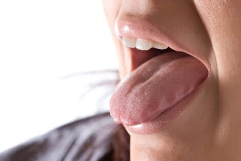Une bouche qui tire la langue.
