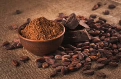 Du cacao en poudre et en grains.