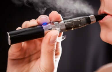 Une personne fumant une cigarette électronique.