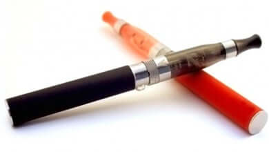 Deux cigarettes électroniques.