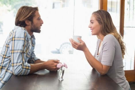 Un couple en pleine discussion. 