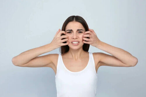 Une femme atteinte de dermatite faciale.