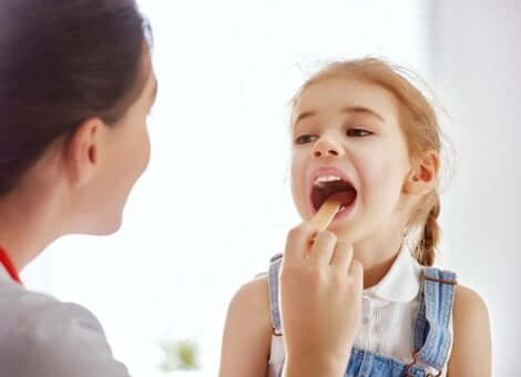 Examen de la gorge d'une jeune fille.