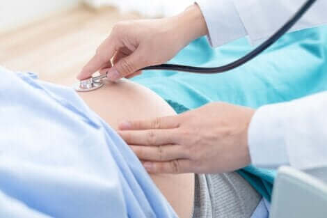 Examen médical d'une femme enceinte.