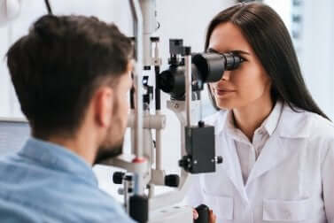 Un examen oculaire. 