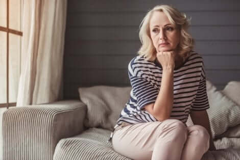 Une femme ménopausée dans ses pensées.