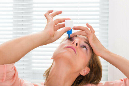 Une femme soignant une conjonctivite allergique.