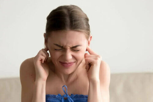 Une femme qui a mal aux oreilles.