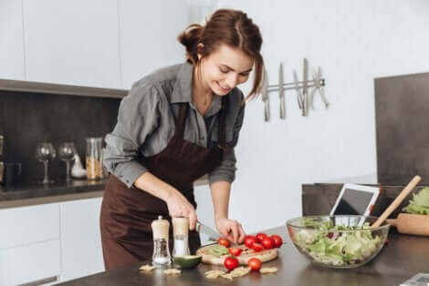 Une femme qui cuisine une salade.