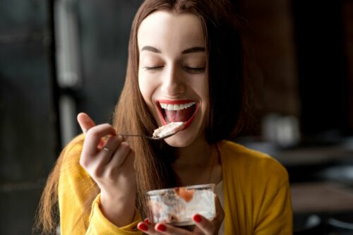 Une femme qui mange un dessert avec plaisir.