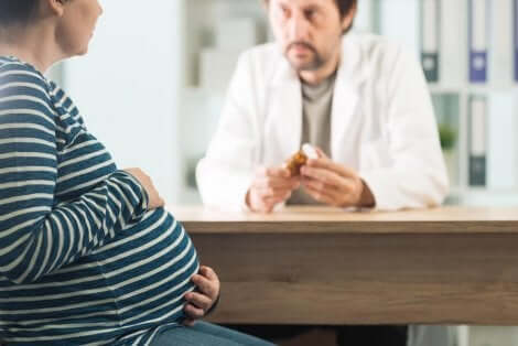 Une femme enceinte en consultation chez le médecin. 