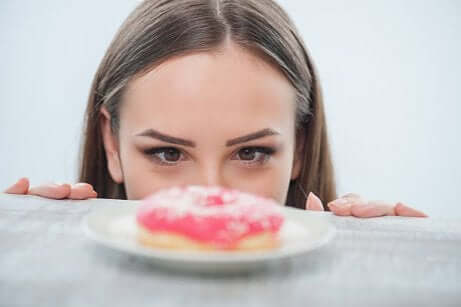 Une femme et du sucre.