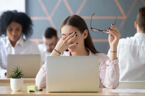 Fatigue oculaire devant un ordinateur.