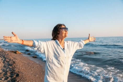 Une femme heureuse au bord de la mer.