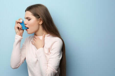 Une femme avec un inhalateur contre l'asthme.