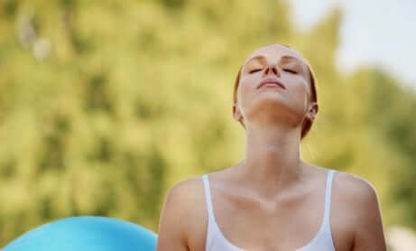 Une femme qui fait des exercices de respiration.