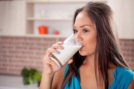 Une femme qui boit un verre de lait. 