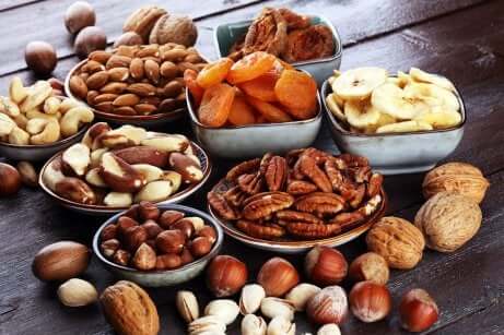 Une table pleine de fruits secs.