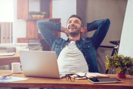 Un homme souriant à son bureau.