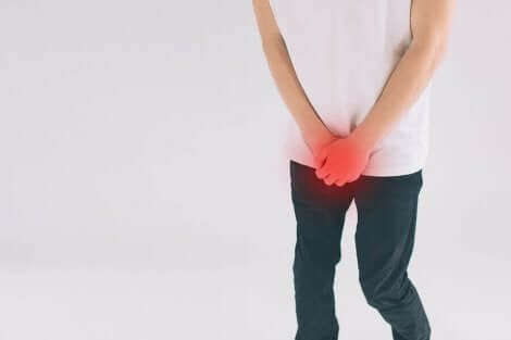 Un homme qui souffre d'une inflammation génitale.
