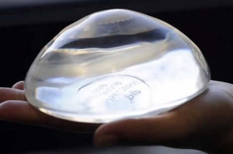 Un implant mammaire.