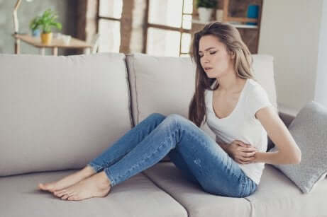 Une jeune femme souffrant de douleur au ventre.