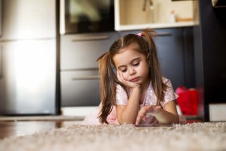 Une jeune fille qui s'ennuie.