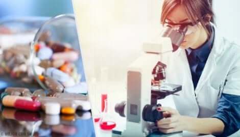 Une femme étudie en laboratoire.