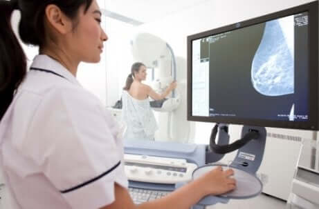 Une femme qui fait une mammographie.