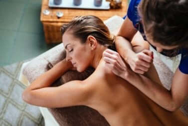 Une femme qui reçoit un massage.