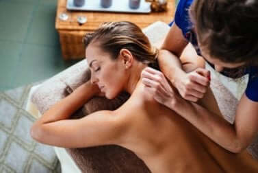 Une femme qui reçoit un massage. 