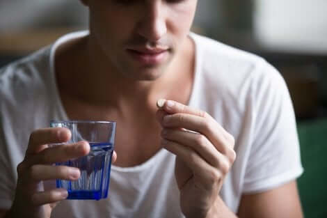 Un homme prend un médicament.